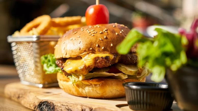 Προσοχή! Μόλις το διαβάσετε δεν θα ξαναφάτε σε ξύλινο πιάτο εστιατορίου!